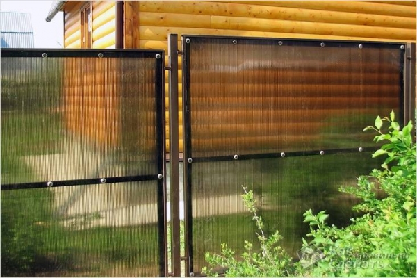 Фото - Забор из поликарбоната своими руками — как сделать на металлическом каркасе, деревянном