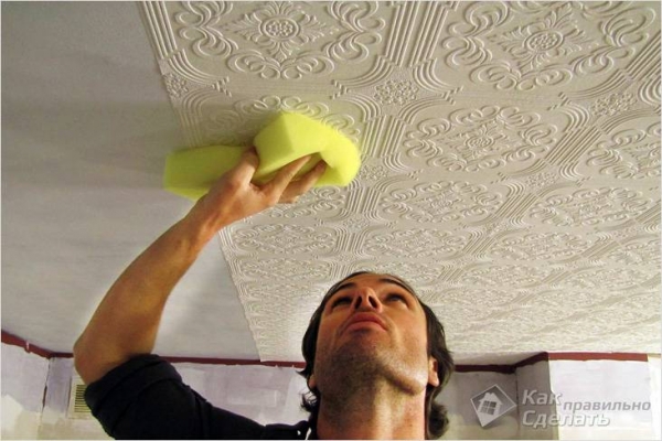 Фото - Как клеить обои на потолок — инструкция по оклейке потолка обоями